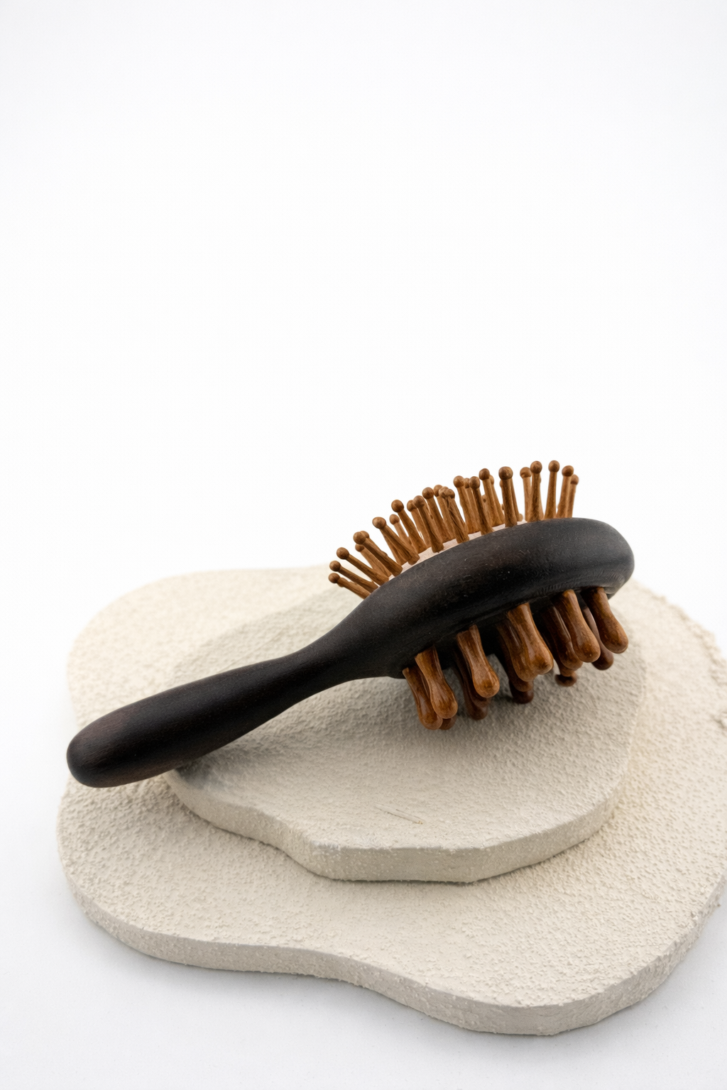 2-in-1 Haarbürste mit Kopfhautmassagebürste aus Sandelholz